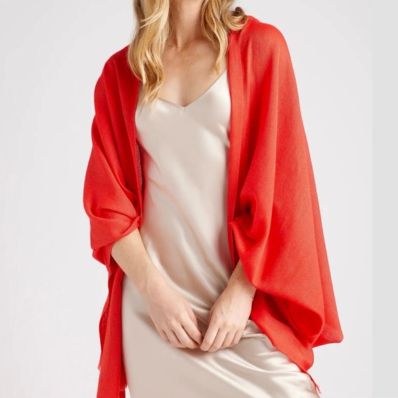 NWT Quince Cashmere Silk Featherweight Frayed Edge Scarf in Red - Picture 4 of 8